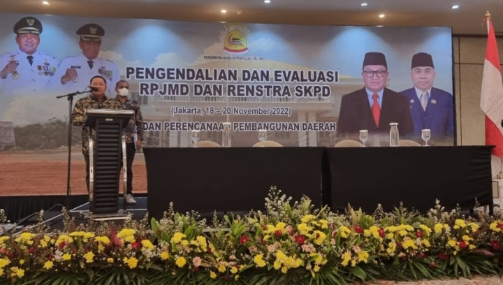 Bupati Aliong Mus saat membuka kegiatan Evaluasi RPJMD dan Renstra Renja SKPD di Hotel Mercure Batavia Jakarta, Jumat 18 November 2022.(Foto : Bappeda Taliabu).
