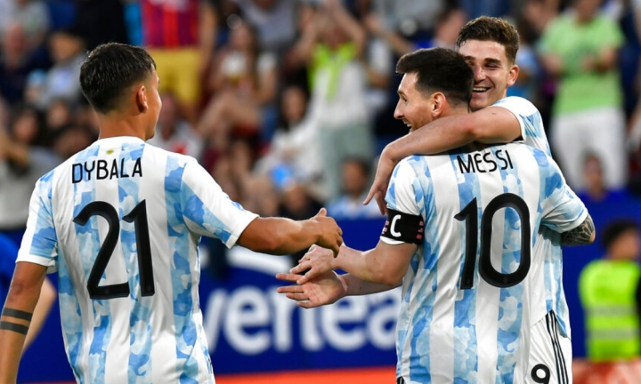 Lionel Messi dan rekan setimnya merayakan pesta gol.(Istimewa).