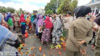 Aksi pedagang di depan Kantor Walikota Ternate, Rabu 30 November 2022.(Foto : beritadetik.id).