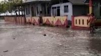 Banjir rob terjang rumah penduduk Dsun I, Desa Kabau, Kabupaten Kepulauan Sula, Maluku Utara, Minggu 25 Desember 2022.