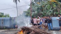 Warga Sulamadaha Ternate, saat aksi menolak Perwali terkait Tapal Batas Kelurahan.(Foto Istimewa).