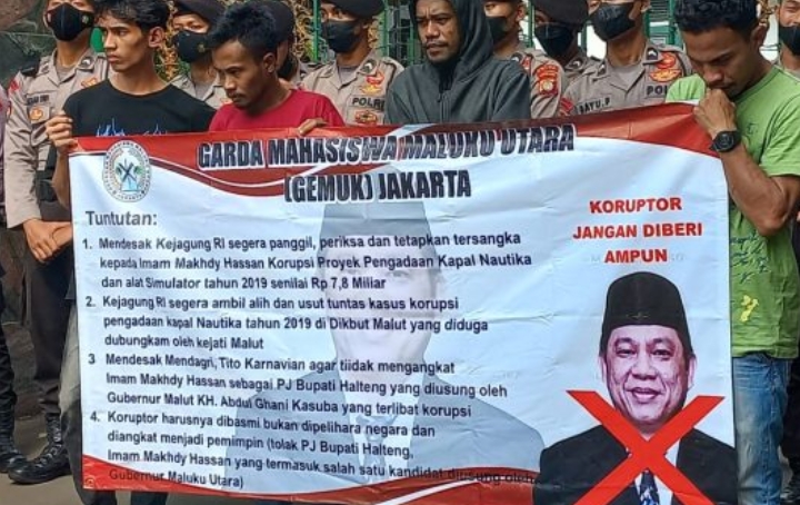 Gerakan Mahasiswa Maluku Utara (GEMU) Jakarta saat aksi di Gedung Menteri Dalam Negeri (Mendagri), Kamis 8 Desember 2022.(Istimewa).