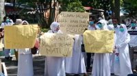 Aksi tenaga kesehatan RSUD Chasan Boesoirie Ternate di depan kantor Kejati Maluku Utara.(Istimewa).