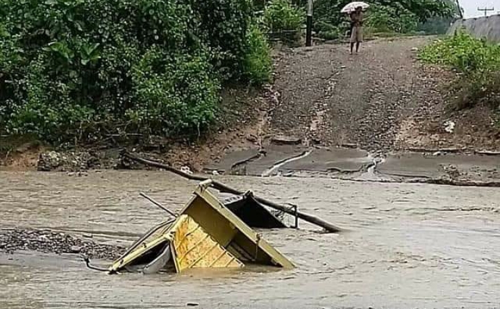 Dum Truk terseret banjir di Kali Fuata, Kecamatan Sulawesi Selatan, Kepulauan Sula.