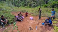 Gabungan Anggota Polsek Malifut dan TNI serta warga saat melakukan pencarian terhadap korban hilang di Lokasi Hutan Panah Buru, Kecamatan Malifut, Kamis 29 Desember 2022.(Foto Fransisco).