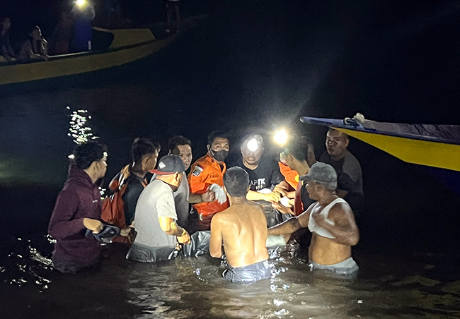 Tim SAR Gabungan saat evakuasi korban tenggelam di perairan Dorpedu Ternate, Selasa 20 Desember 2022.(Foto Humas Basarnas).