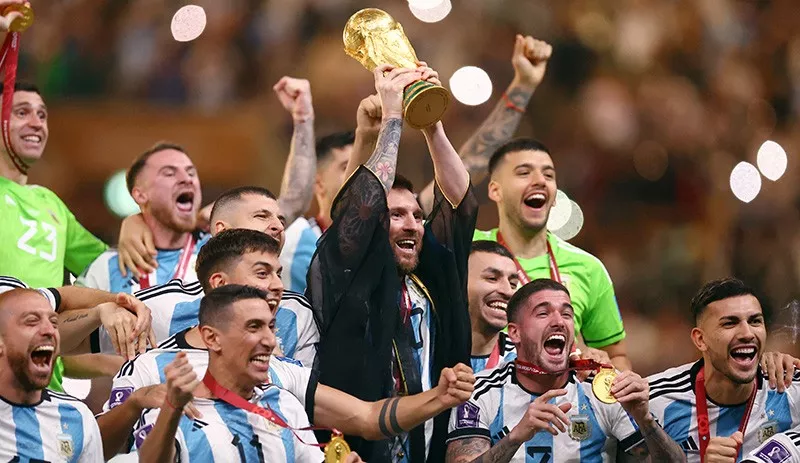 Selebrasi Timnas Argentina Angkat Trofi Piala Dunia 2022