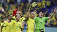 Selebrasi Tim Brasil memastikan diri lolos ke babak 16 besar Piala Dunia 2022 (Foto: REUTERS/Amanda Perobelli).