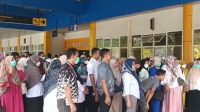 Nakes RSUD Chasan Boesoirie Ternate saat menunggu Gubernur Maluku Utara, KH. Abdul Gani Kasuba (AGK) di Bandara Babullah Ternate, Rabu 17 Januari 2023.(Foto : Irawan/beritadetik.id).