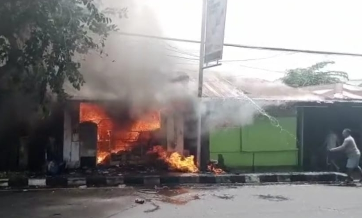 Kios penjualan BBM di Ternate saat terbakar, Selasa 10 Januari 2023. (Ist/beritadetik.id).