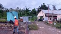 Petugas PLN saat melakukan penambahan daya listrik di PLN Sanana, Kepulauan Sula, Maluku Utara.(Istimewa).