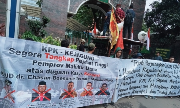 Aktifis Maluku Utara saat aksi di depan gedung Kejaksaan Agung (Kejagung) RI, Rabu 1 Februari 2023.(Istimewa).