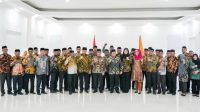 Bupati Aliong Mus saat melantik 10 pejabat struktural di Pemkab Taliabu, Jumat 3 Februari 2023.(Istimewa).