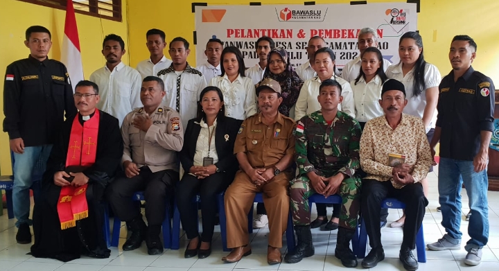 Foto Bersama Anggota Panwaslu Desa Se-Kecamatan Kao, Halmahera Utara usai dilantik.(Foto Fransisko/beritadetik.id).