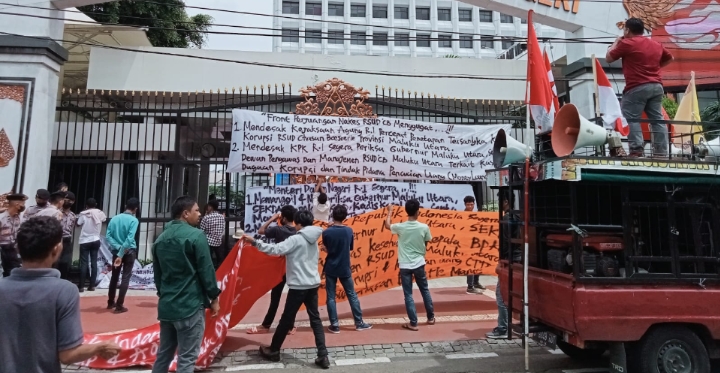 Aksi Front Perjuangan Nakes RSUD Chasan Boesoirie Ternate di Kantor Mendagri dan KPK di Jakarta, Kamis 9 Februari 2023.(Foto : Ist/beritadetik.id).