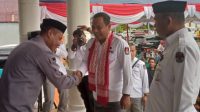 Ketua KPU Halmahera Barat saat menyambut Sekertaris Jenderal (Sekjen) KPU RI, Bernad Ds di Kabupaten Halmahera Barat, Senin 13 Februari 2023.(Foto : Nia/beritadetik.id).