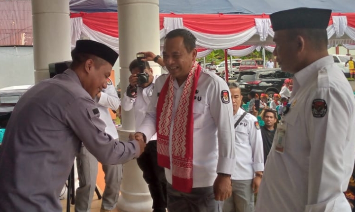 Ketua KPU Halmahera Barat saat menyambut Sekertaris Jenderal (Sekjen) KPU RI, Bernad Ds di Kabupaten Halmahera Barat, Senin 13 Februari 2023.(Foto : Nia/beritadetik.id).