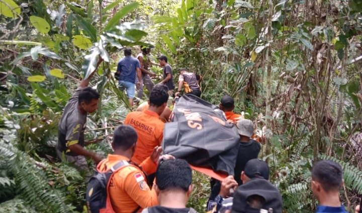 Unit Sar Pulau Morotai saat evakuasi jazad nenek Asi yang ditemukan tewas di hutan Gotalamo Pulau Morotai, Jumat 17 Februari 2023.(Foto : Basarnas).