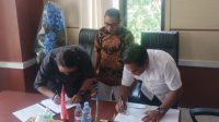 Penanda tanganan nota kerja sama pembangunan Laboratorium Unkhair Ternate antara Pemda Taliabu diwakili Kadis PUPR Suprayidno dengan pimpinan Unkhair Ternate, Rabu 22 Februari 2023.(Foto : Ist/beritadetik.id).