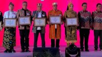Wali Kota Ternate, M. Tauhid Soleman dan sejumlah Wali Kota di Indonesia saat menerima sertifikat penghargaan dari Kemenkes RI, Selasa 21 Februari 2023.(Istimewa).