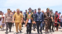 Ketua Pengadilan Tinggi Maluku Utara, Y.M. Humuntal Pane dan rombongan di Kabupaten Pulau Taliabu disambut hangat oleh Bupati Aiong Mus, Selasa (7/3/2023).