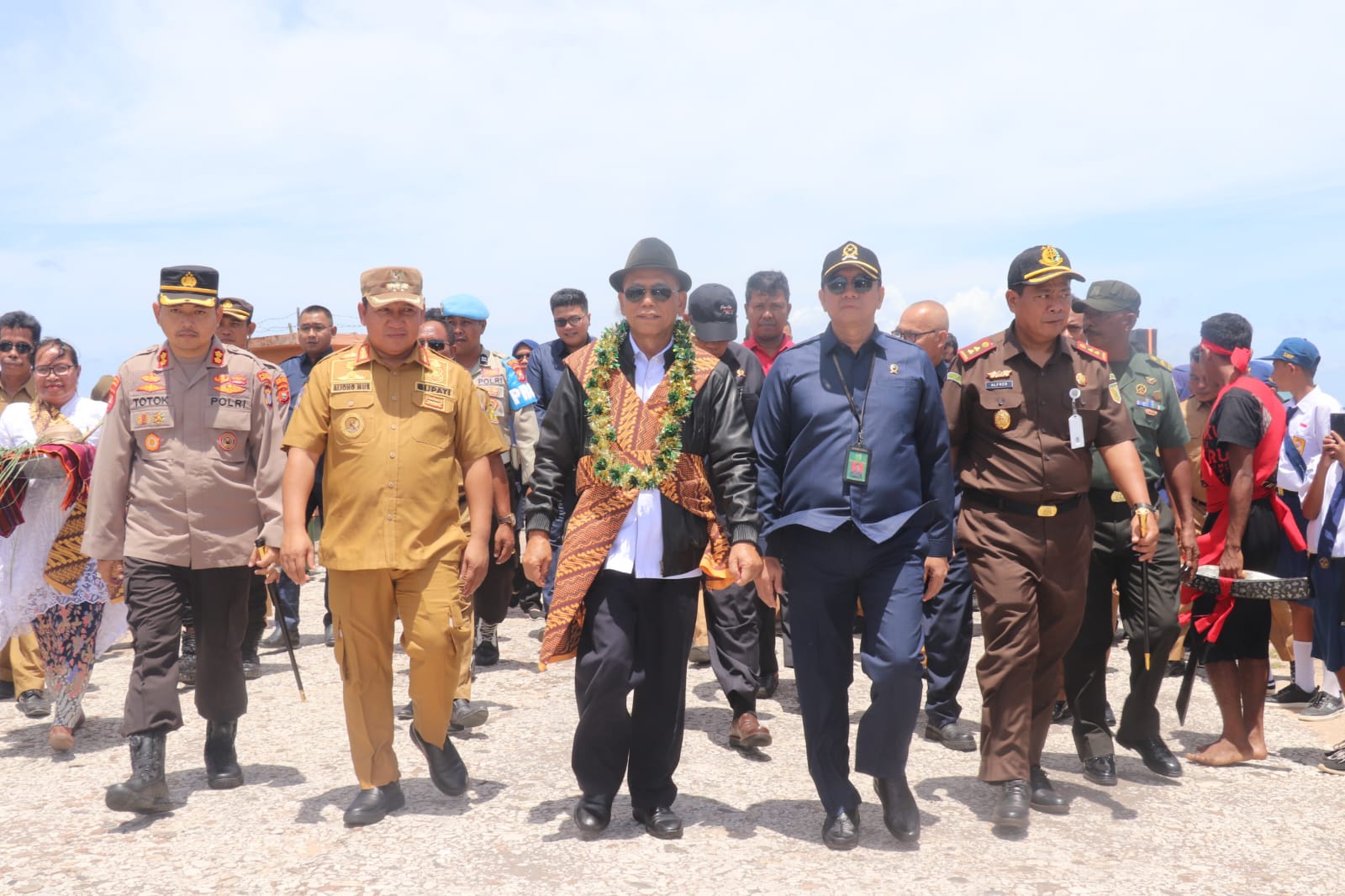 Ketua Pengadilan Tinggi Maluku Utara, Y.M. Humuntal Pane dan rombongan di Kabupaten Pulau Taliabu disambut hangat oleh Bupati Aiong Mus, Selasa (7/3/2023).