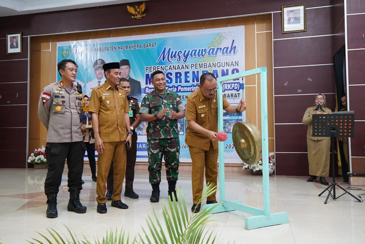 Bupati James Uang saat membuka Musrembang Tingkat Kabupaten Halmahera Barat, Selasa 14 Maret 2023.(Foto : Humas Halbar).