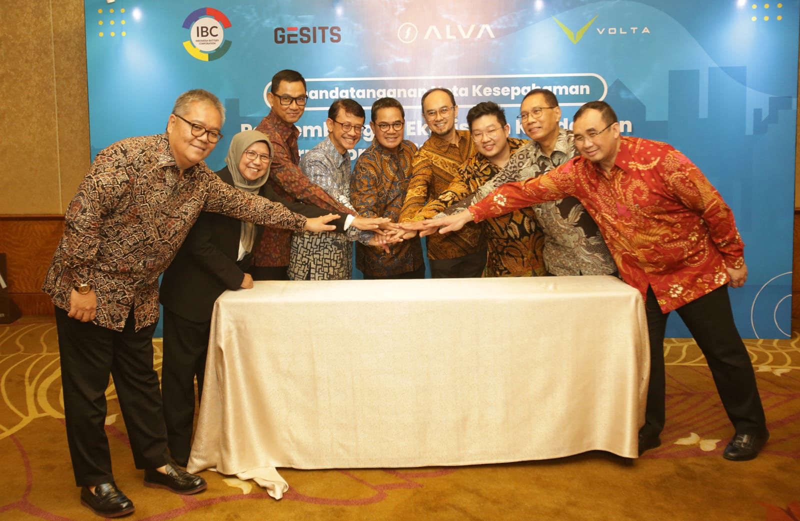penandatanganan Memorandum of Understanding (MoU) antara IBC dengan 3 (tiga) manufaktur, yakni Gesits, Alva dan Volta di Jakarta pada Selasa (28/3).