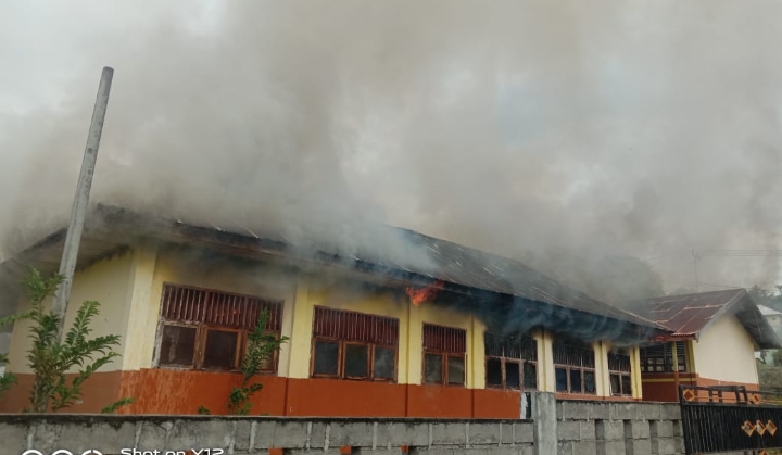 SD Negeri 2 Gela, Taliabu Utara, saat terbakar, Senin 13 Maret 2023.(Foto : Ist/beritadetik.id).