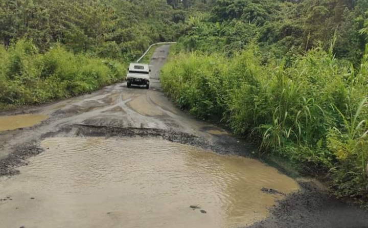 Ruas menuju Kecamatan Kao Barat, Halmahera Utara rusak berat.(Foto : Fic/beritadetik.id).