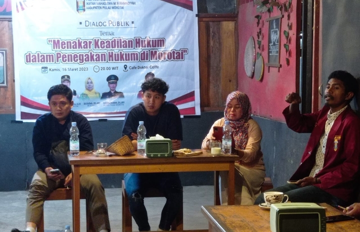 Dialog publik di Coffe Dokter Desa Gotalamo Kecamatan Morotai Selatan, Kamis 16 Maret 2023.