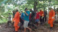 Basarnas Ternate bersama warga saat evakuasi warga Foramadiahi, Kecamatan Ternate Pulau yang hilang di kebun, Selasa 28 Maret 2023.(istimewa).