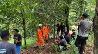 Basarnas Ternate saat melakukan pencarian warga Foramadiahi yang dilaporkan hilang di kebun.