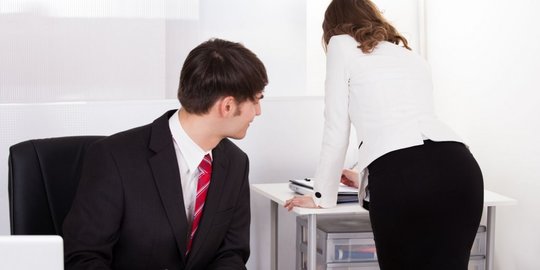 Ilustrasi pelecehan seksual di tempat kerja.
