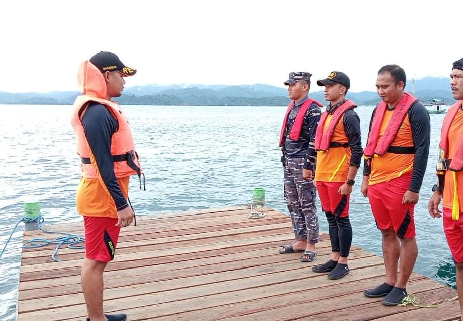 Basarnas Ternate melakukan pencarian 7 orang warga yang dilaporkan lost contact di perairan Halmahera Selatan, Rabu 5 April 2023.(Foto : Istimewa).
