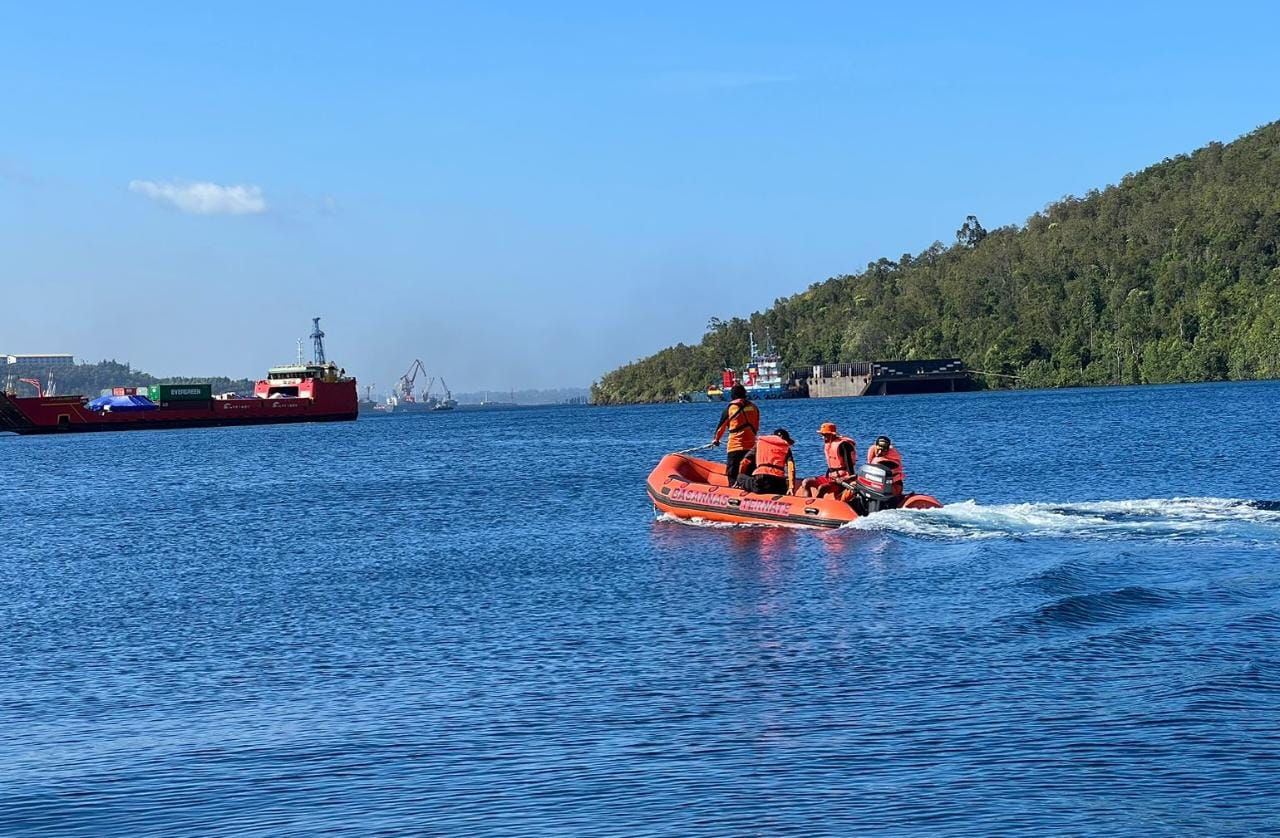 Operasi SAR Pencarian terhadap kru kapal Tugboat Pacifik 19 yang tenggelam di Laut Obi Halmahera Selatan, Senin 10 April 2023.(Foto : Humas Basarnas).