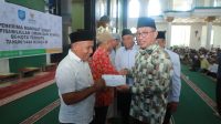 Wali Kota saat menyalurkan zakat kepada imam dan badan syara'a di Kota Ternate, Minggu 16 April 2023.(Istimewa).