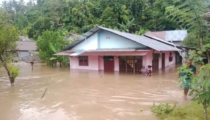 Banjir setinggi satu meter rendam tiga desa di Kecamatan Ibu, Kabupaten Halmahera Barat, Minggu 2 April 2023.(Foto : Beritadetik.id).