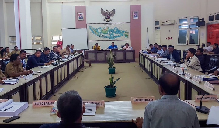 PT. NHM dan DPRD Halmahera Utara saat menggelar Rapat Dengar Pendapat (RDP) pada Selasa 5 April 2023.(Foto : Fic/istimewa).