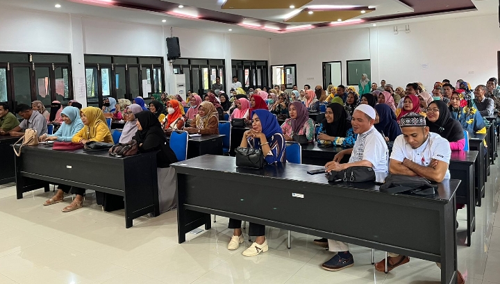 100 Guru PPPK Kota Ternate saat mengikuti pertemuan di Pemkot Ternate.(Foto : Alfian/beritadetik.id).