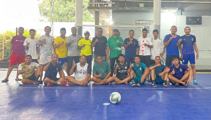 Kadis PUPR Malut Ir Saifuddin Djuba, bersama staf gelar Olahraga futsal bersama di lapangan Futsal di Kelurahan BTN Ternate Tengah, Kota Ternate, Maluku Utara ,Sabtu(28/01/2023).