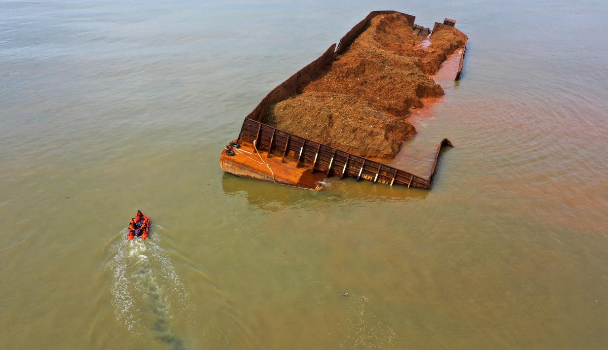 Ilustrasi tongkang pengangkut feronikel tercebur ke dalam laut.(Foto: Istimewa)