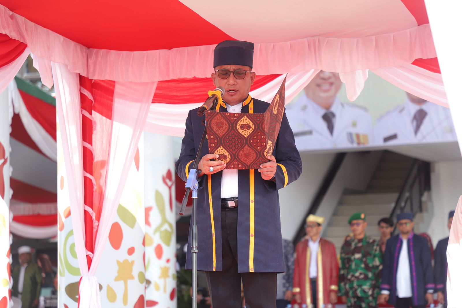 Wali Kota M. Tauhid Soleman saat pimpin Upacara Hari Pendidikan Nasional di Halaman Kantor Walikota Ternate, Selasa (02/05/2023).