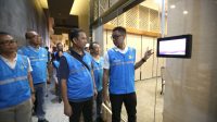 Direktur Utama PT PLN (Persero) Darmawan Prasodjo mengecek secara langsung kesiapan listrik di Lokasi penyelengaraan KTT ASEAN Labuan Bajo, Sabtu (6/5).