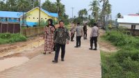 Bupati Aliong Mus saat meninjau pekerjaan rabat beton ruas jalan Salati-Nggele, Kecamatan Taliabu Barat Laut, Jumat 26 Mei 2023.(Istimewa).