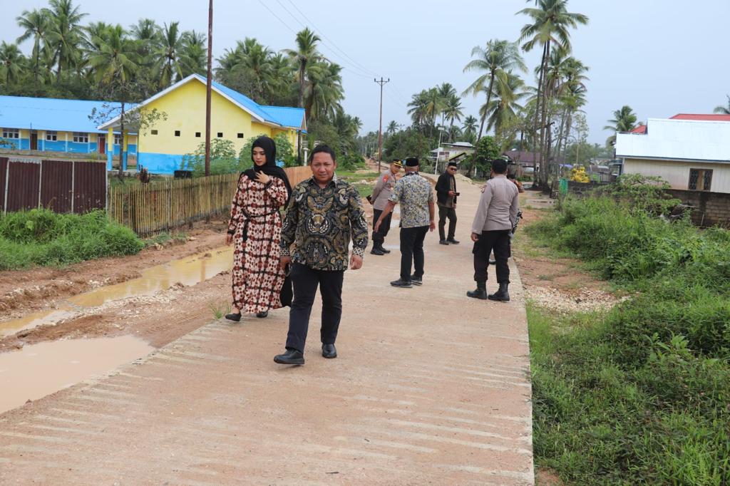 Bupati Aliong Mus saat meninjau pekerjaan rabat beton ruas jalan Salati-Nggele, Kecamatan Taliabu Barat Laut, Jumat 26 Mei 2023.(Istimewa).
