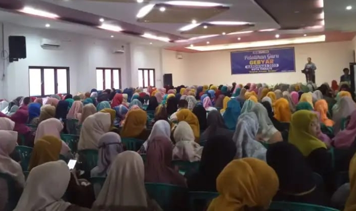 Ratusan guru di Ternate saat mengikuti Pelatihan dalam rangka memperingati Hari Pendidikan Nasional Tahun 2023.(Foto : Ian/beritadetik.id).