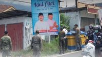 Satpol-PP saat menurunkan sejumlah Baliho milik Bakal Calon Legislatif (Bacaleg) yang bertebaran di kawasan pusat Kota Ternate, Rabu 3 Mei 2023.(Foto : Alfian Hattari/beritadetik.id).