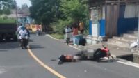 Pengendara motor DG 2962 OQ saat tergeletak di jalan raya Kelurahan Tobololo, Kecamatan Ternate Barat, Kamis 4 Mei 2023. (Foto : Ist/beritadetik.id).