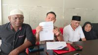 Pelapor Karim Hi. Abdurahman Cs didampingi kuasa hukum melaporkan oknum pegawai Dishub Malut ke Polres Ternate, Kamis 4 Mei 2023.(Istimewa).